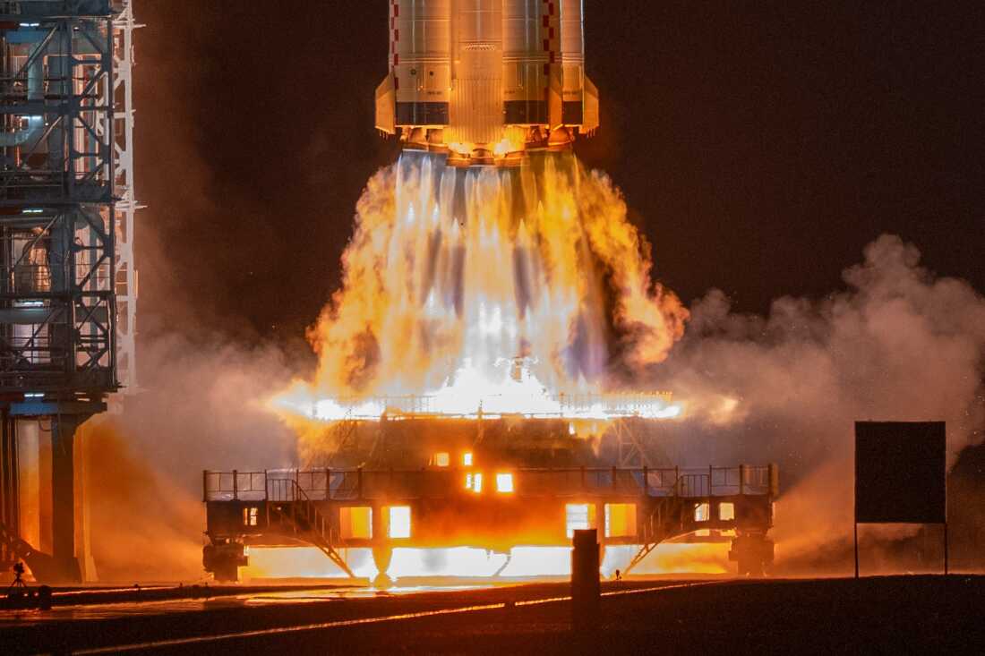 Cohete Larga Marcha-2F despegando desde el Centro de Lanzamiento de Jiuquan en la misión Shenzhou-23.jpg